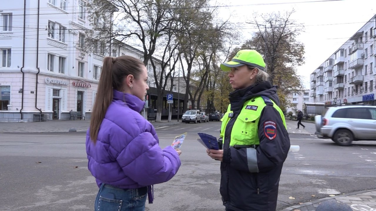 В Бендерах инспекторы ГАИ напоминают прохожим: на дороге важно быть яркими, заметными и внимательными В Бендерах инспекторы ГАИ напоминают прохожим: на дороге важно быть яркими, заметными и внимательными