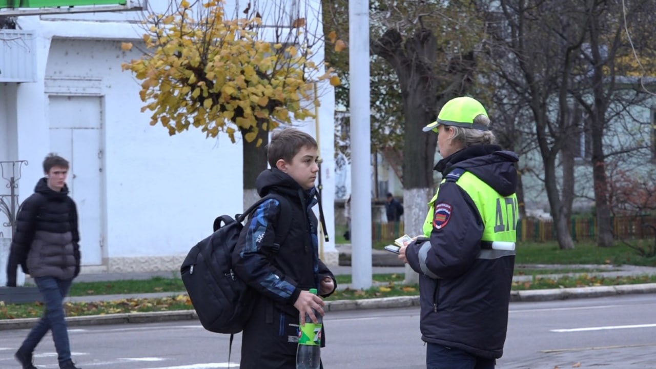 В Бендерах инспекторы ГАИ напоминают прохожим: на дороге важно быть яркими, заметными и внимательными В Бендерах инспекторы ГАИ напоминают прохожим: на дороге важно быть яркими, заметными и внимательными