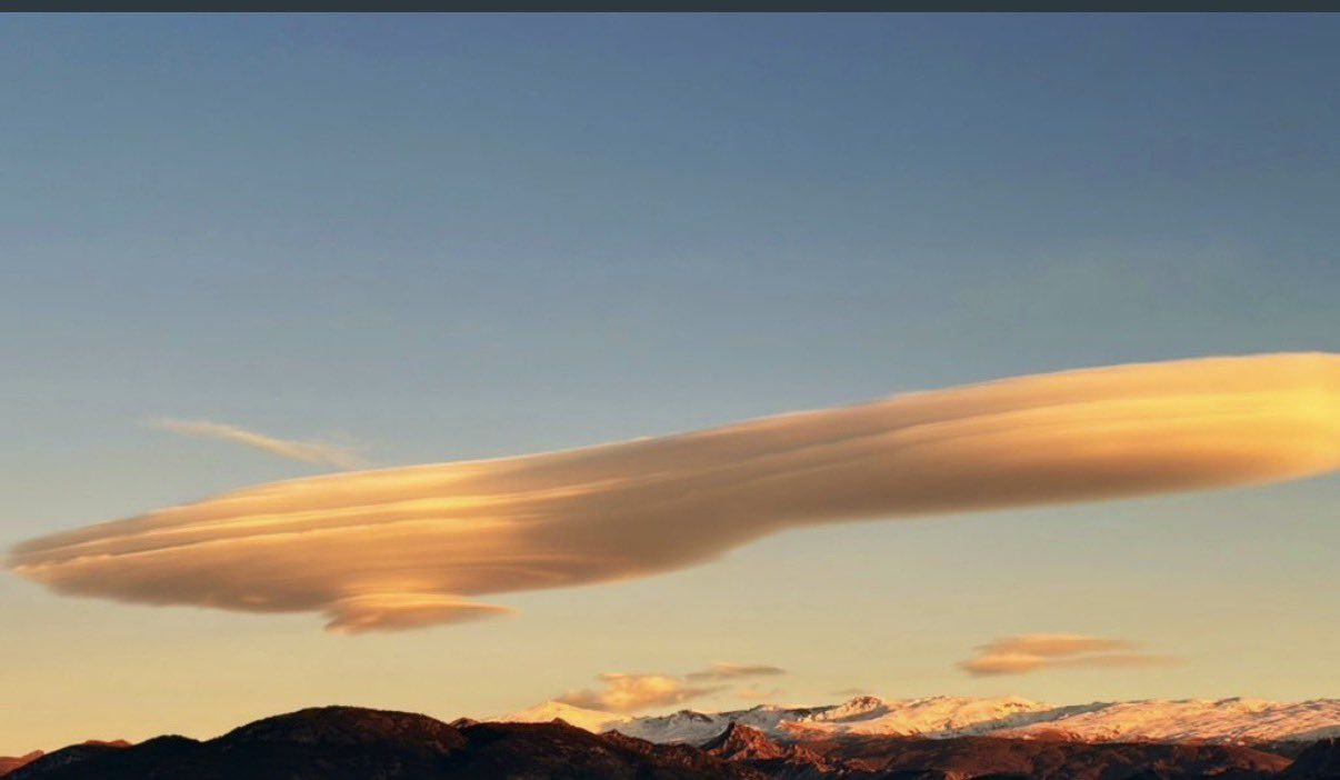 Похожие на НЛО облака сняли на видео в Испании Похожие на НЛО облака сняли на видео в Испании