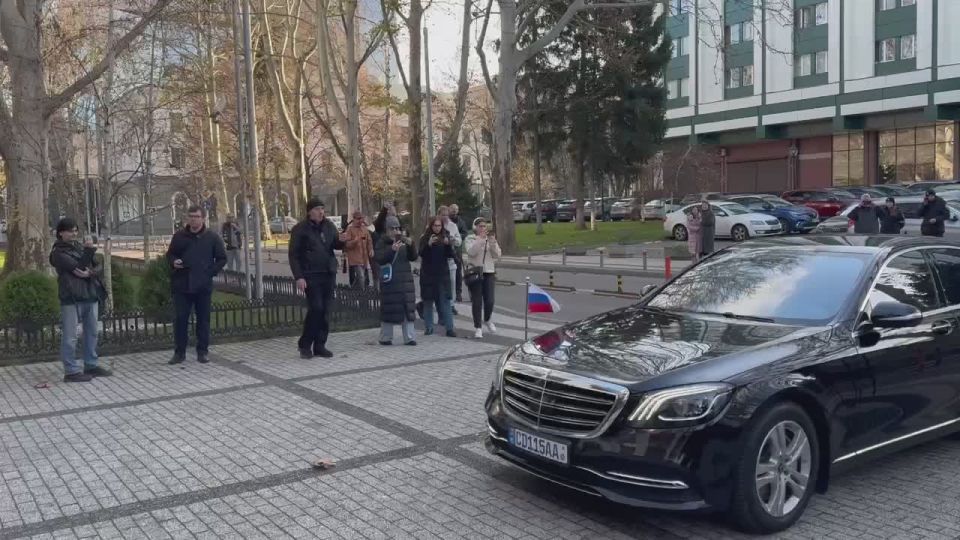 К приезду посла России Озерова в МИД Молдовы на ступени здания уложили якобы российский БПЛА, обнаруженный накануне