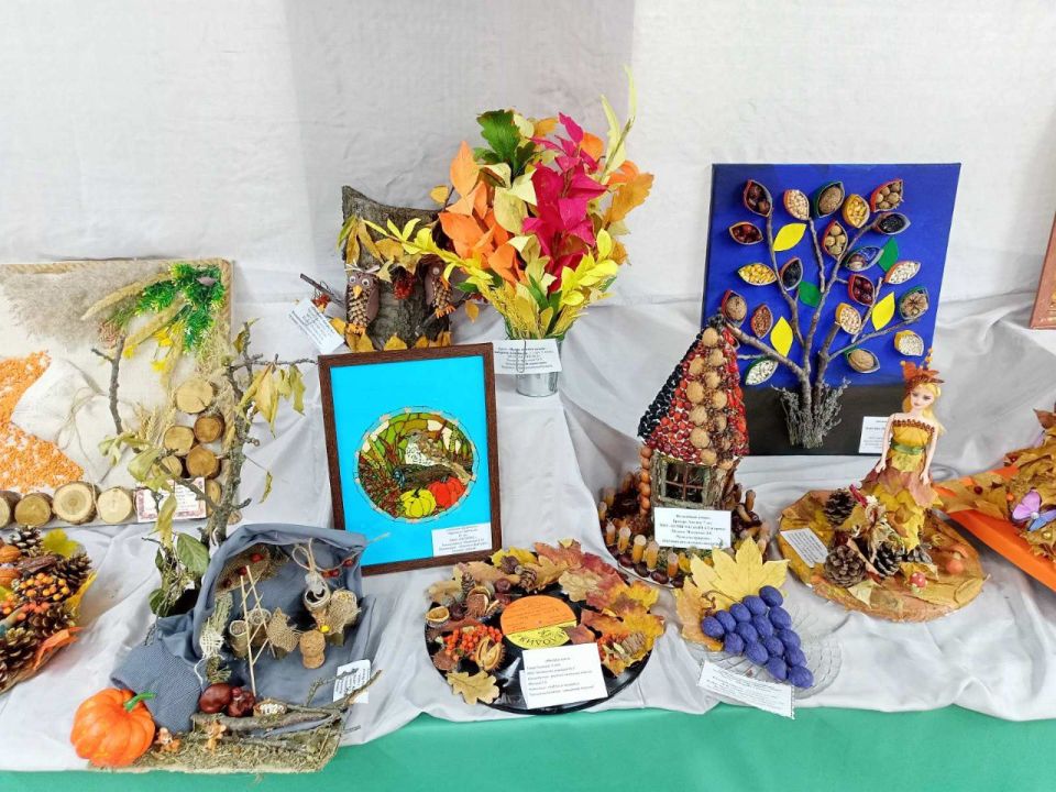 Волшебная картина осени. В Центральной городской библиотеке завершилась конкурсная выставка декоративно-прикладного искусства «Дары Осени» Волшебная картина осени. В Центральной городской библиотеке завершилась конкурсная выставка декоративно-прикладного искусства «Дары Осени»