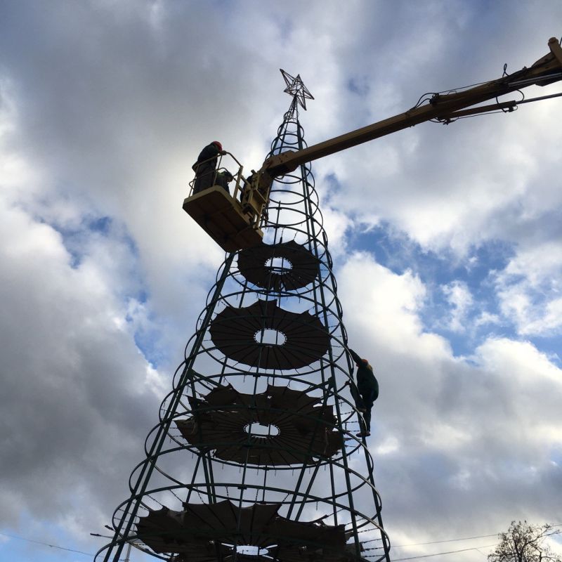 Праздник к нам приходит!. В центре города на площади продолжают устанавливать елку