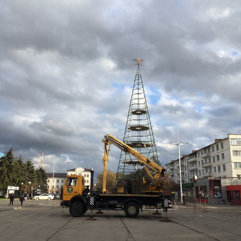 Праздник к нам приходит!. В центре города на площади продолжают устанавливать елку Праздник к нам приходит!. В центре города на площади продолжают устанавливать елку