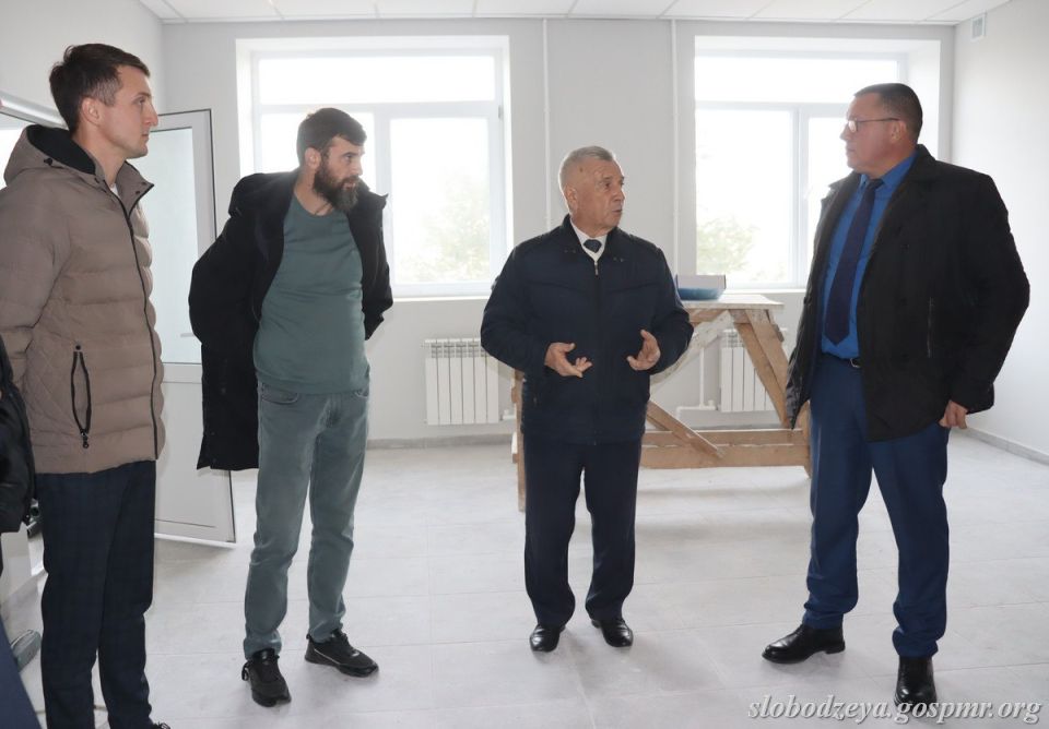 Глава Слободзейского района Василий Тищенко проверил, как идут работы в городской поликлинике и Доме культуры в Коротном