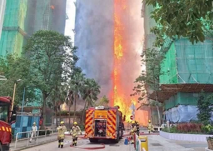 Настоящий Ад в Гонконге — там вспыхнул мощнейший пожар за 17 лет Настоящий Ад в Гонконге — там вспыхнул мощнейший пожар за 17 лет