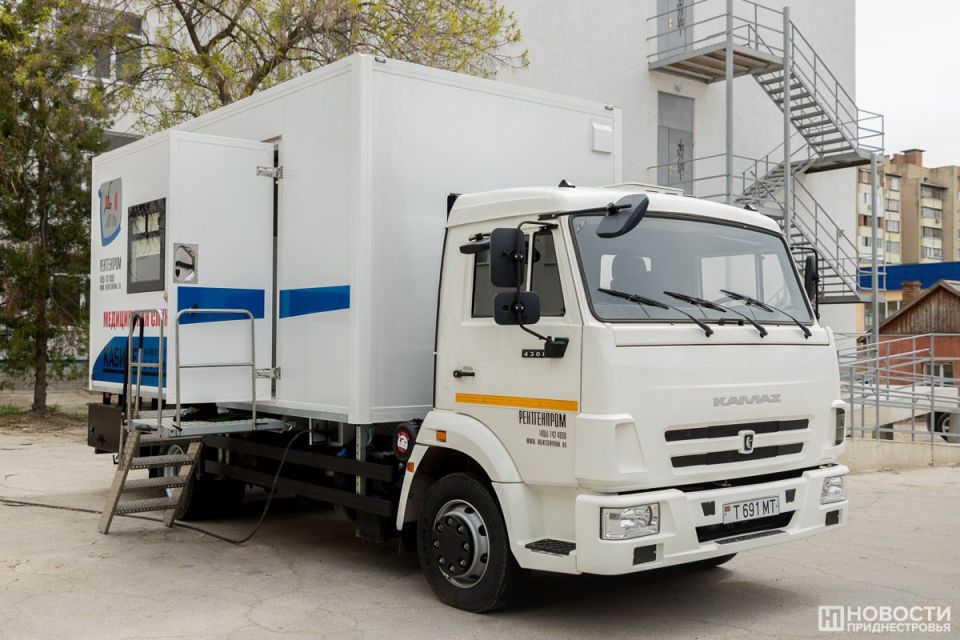 Праздник к нам приходит!. В центре города на площади продолжают устанавливать елку Праздник к нам приходит!. В центре города на площади продолжают устанавливать елку