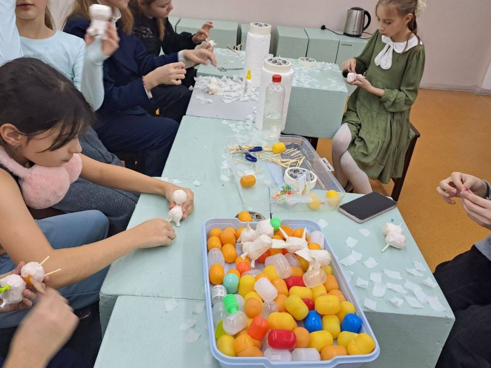 Мастер-класс по изготовлению елочной игрушки провели для учащихся МОУ ДО "Детская художественная школа им. А. Ф. Фойницкого" Мастер-класс по изготовлению елочной игрушки провели для учащихся МОУ ДО "Детская художественная школа им. А. Ф. Фойницкого"