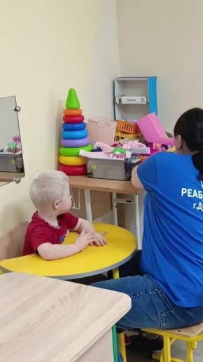 Специалисты из Чобруч сегодня приехали в Дубоссарский детский реабилитационный центр чтобы посмотреть, как проходят занятия с особенными детьми
