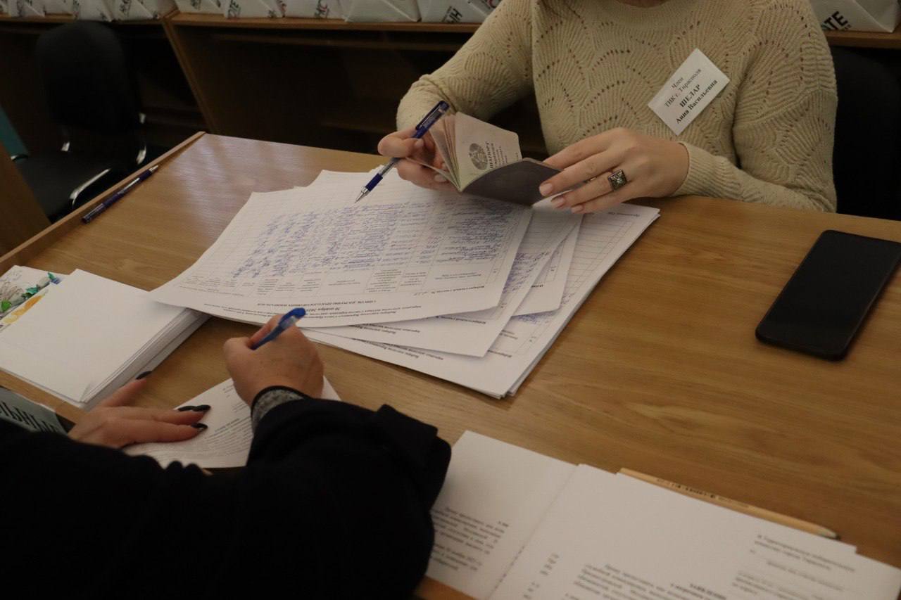 Сегодня продолжается предварительное голосование — люди приходят в администрации, чтобы выразить свою гражданскую позицию