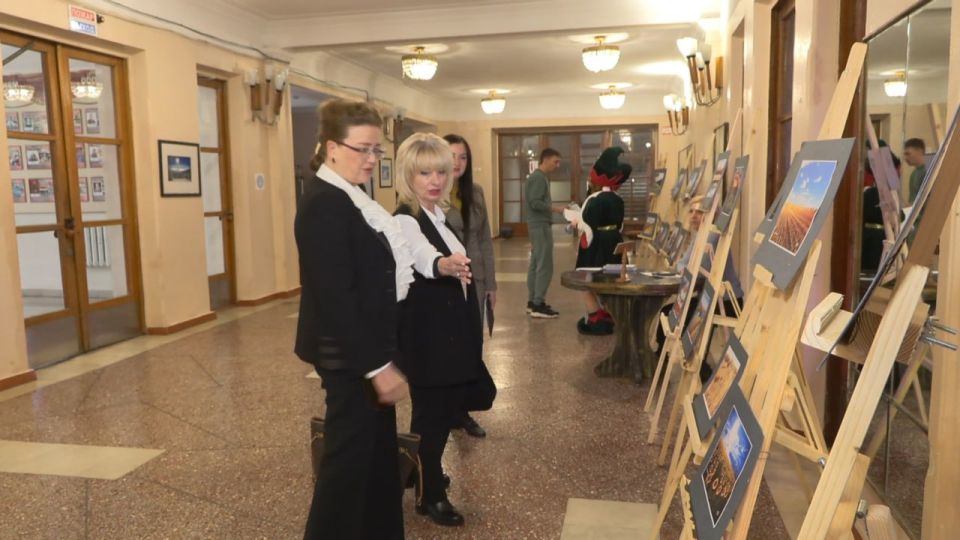 Участников встречал празднично оформленный холл: новогодние локации для фото с Дедом Морозом и Снегурочкой, а также выставка с приднестровскими пейзажами от фотоклуба «Премьер» Участников встречал празднично оформленный холл: новогодние локации для фото с Дедом Морозом и Снегурочкой, а также выставка с приднестровскими пейзажами от фотоклуба «Премьер»