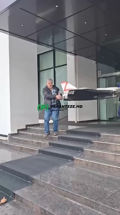 Работяги перед МИДом Молдовы наглядно показали, как дрон приземлился на шиферную крышу сторожки во Флорештах