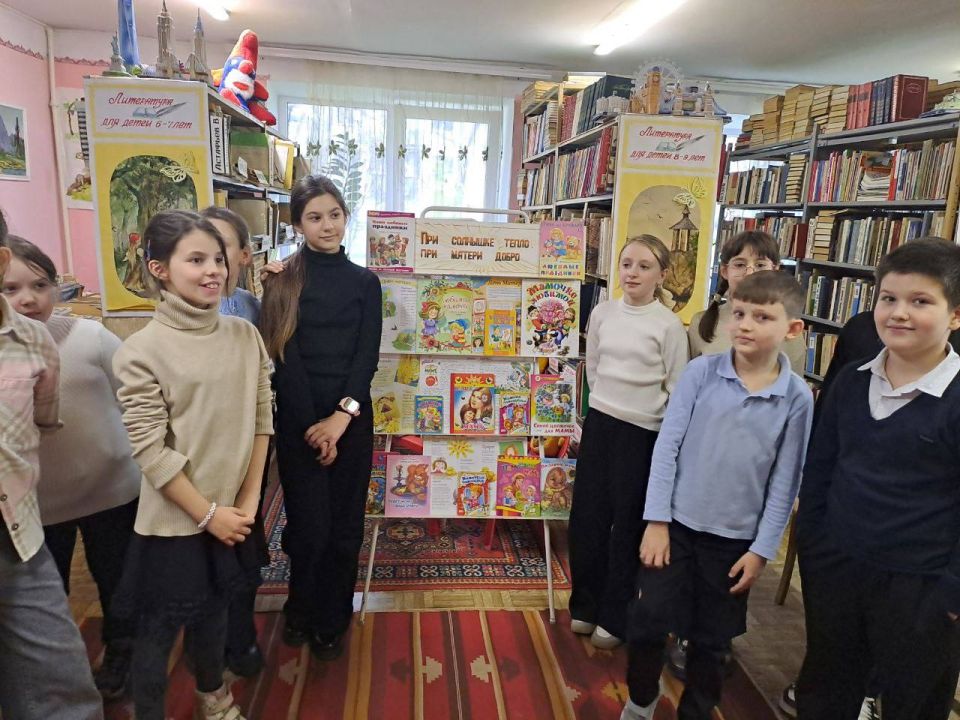 В библиотеке №2 прошёл трогательный «Час поздравления „Мама милая моя“», посвящённый Дню матери