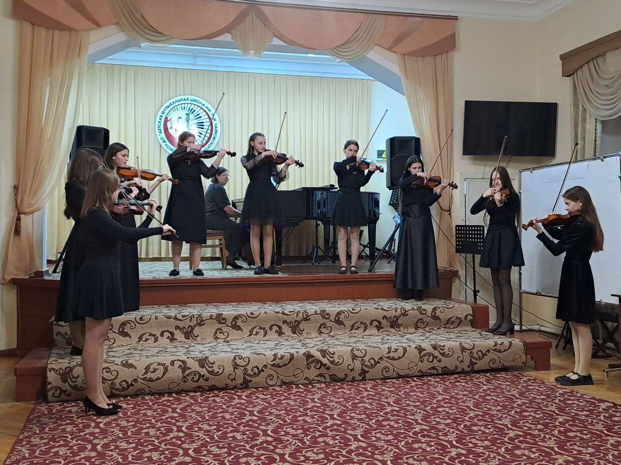 «В прекрасное далёко я начинаю путь» — так назывался концерт, который стал по-настоящему особенным для Детской музыкальной школы имени П. И. Чайковского