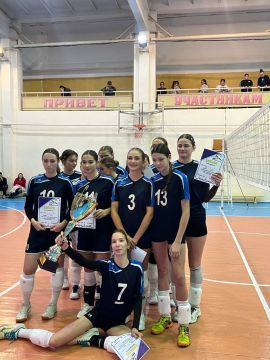 Победная фотосессия. Бендерские волейболистки из второй спортшколы завоевали Кубок Приднестровья