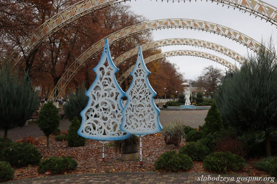 В Приднестровье начали устанавливать главные новогодние ёлки В Приднестровье начали устанавливать главные новогодние ёлки