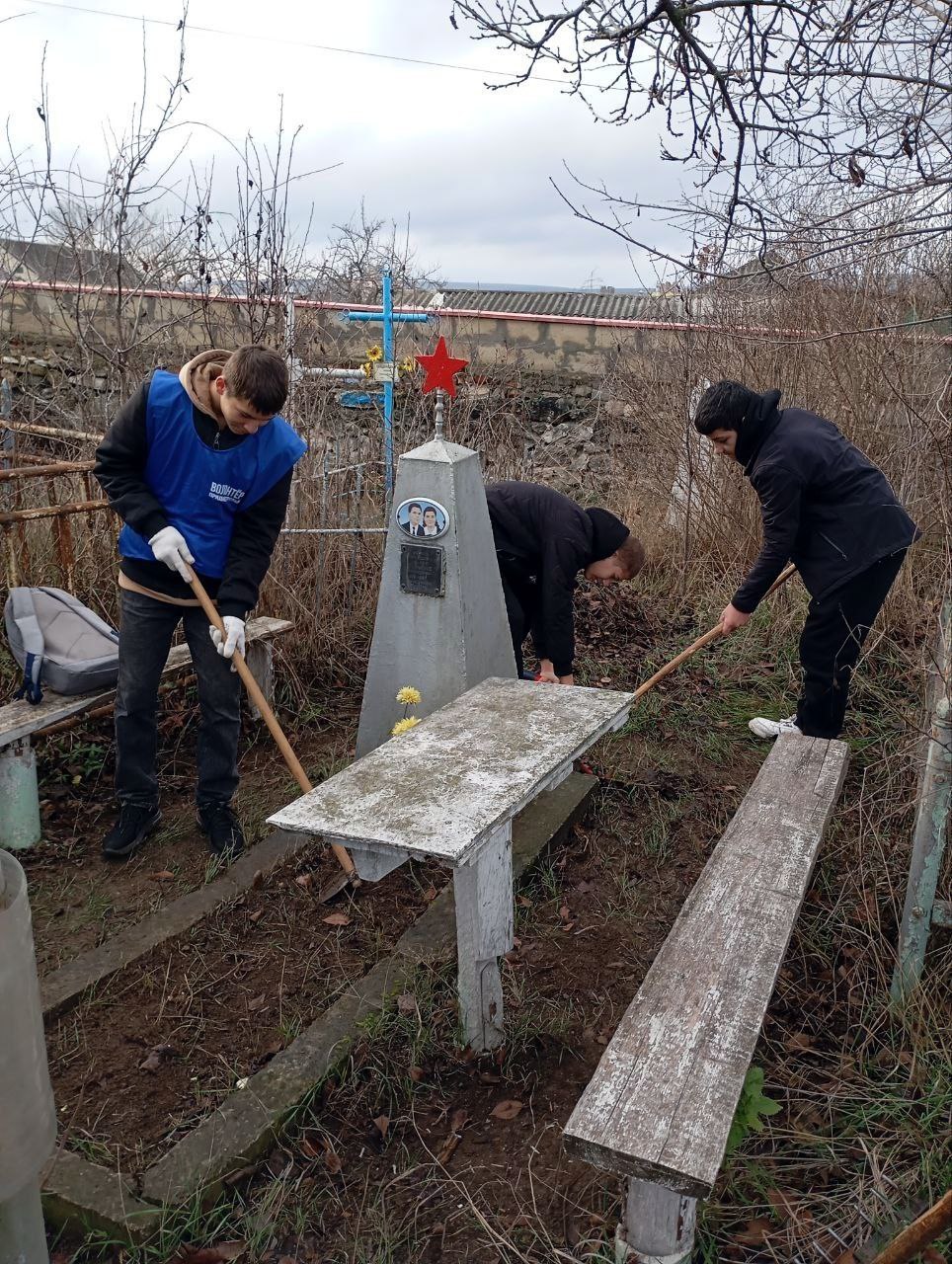 «Волонтёры Победы» Рыбницкого политеха убрали места захоронений ветеранов Великой Отечественной войны «Волонтёры Победы» Рыбницкого политеха убрали места захоронений ветеранов Великой Отечественной войны
