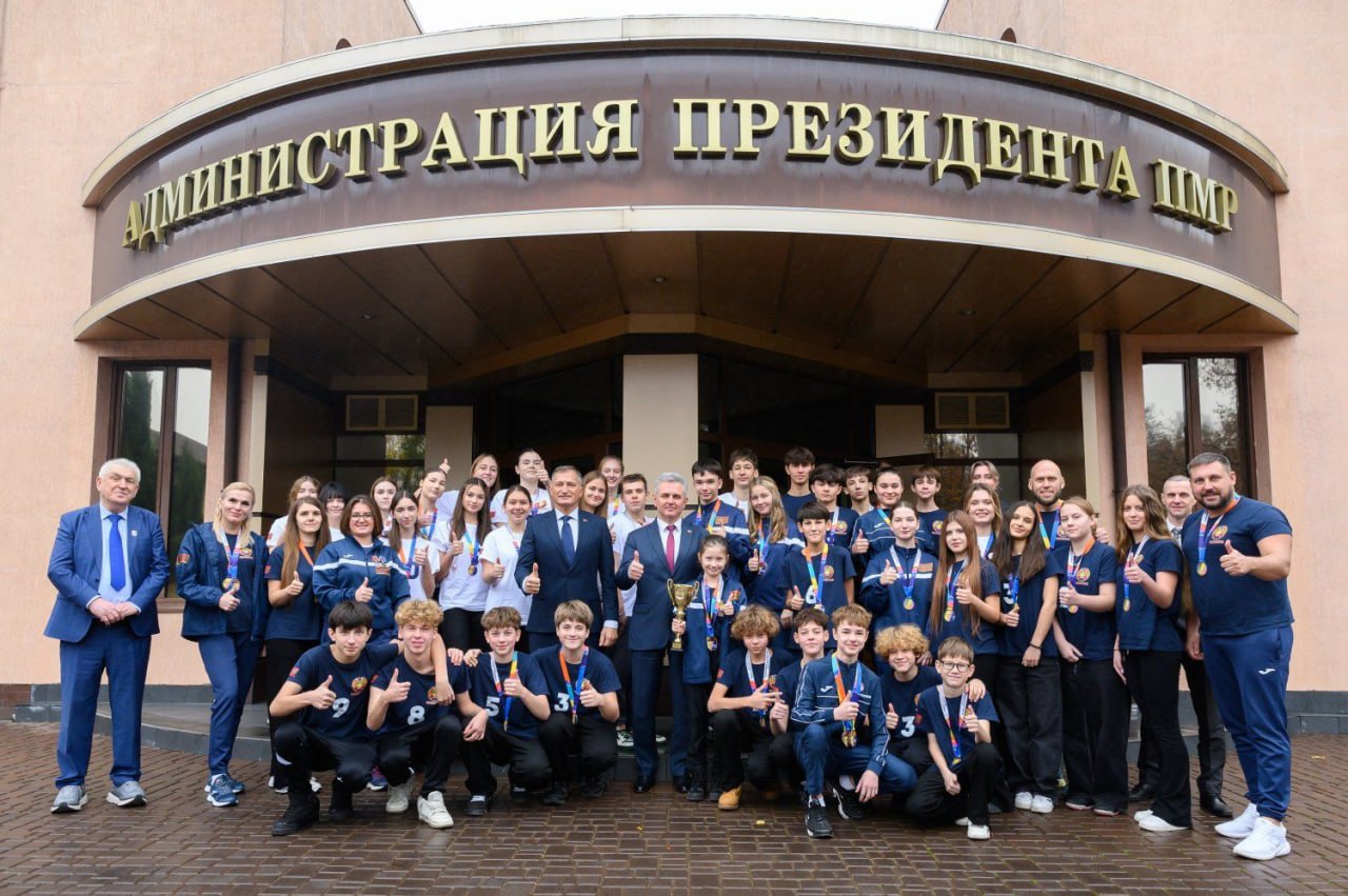 Президент встретился со школьниками, которые заняли третье место на фестивале школьного спорта среди стран СНГ