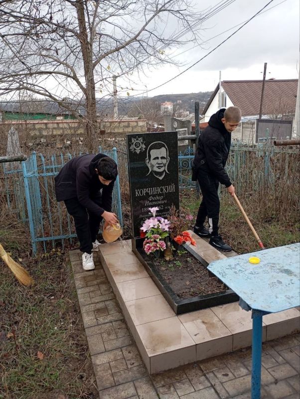 Рыбницкие «Волонтёры Победы» навели порядок на могилах ветеранов Великой Отечественной войны