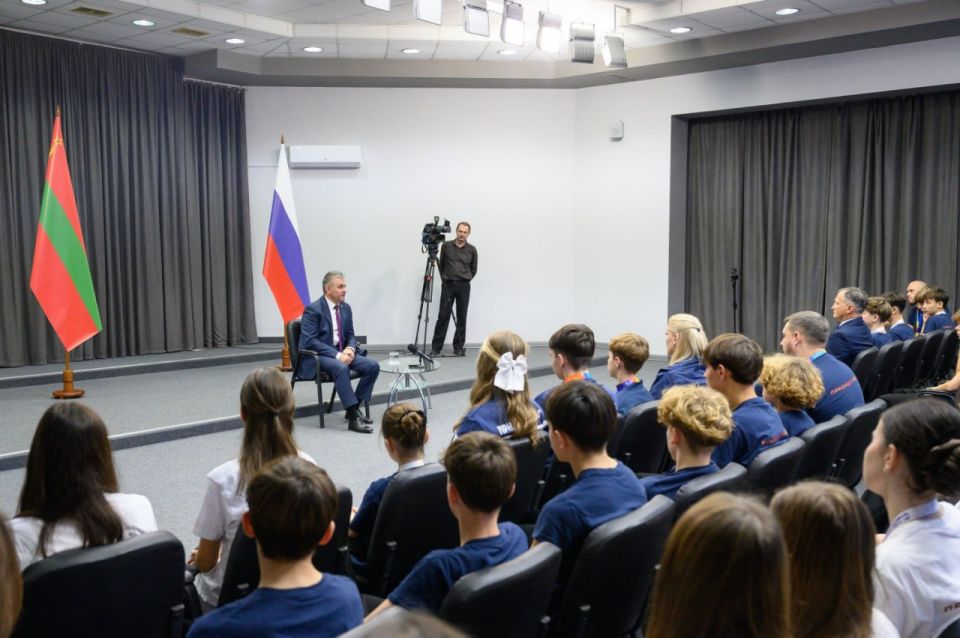 Участники XII Международного фестиваля школьного спорта побывали у Президента Вадима Красносельского