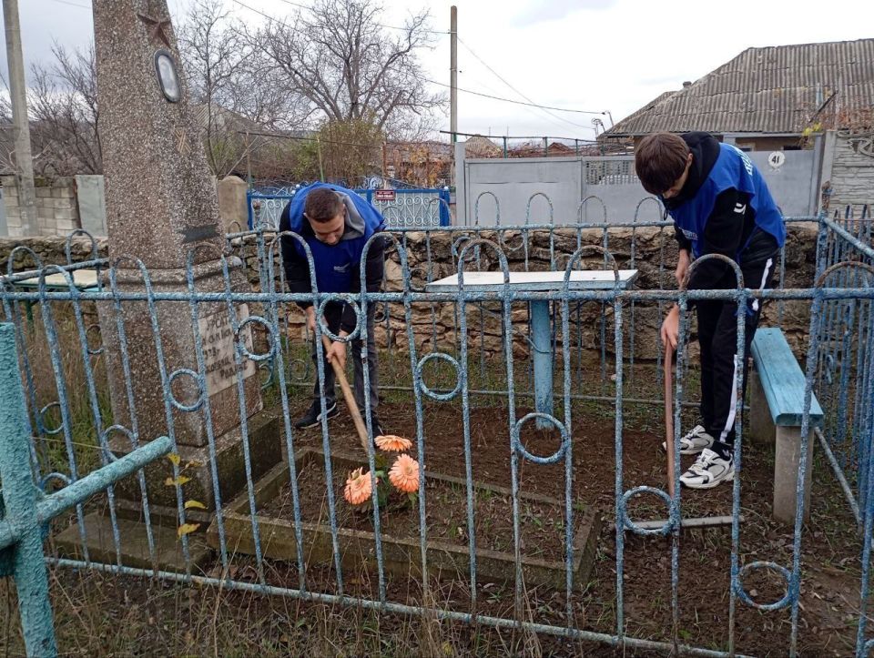 В Рыбнице «Волонтёры Победы» из местного политеха навели порядок на могилах ветеранов Великой Отечественной В Рыбнице «Волонтёры Победы» из местного политеха навели порядок на могилах ветеранов Великой Отечественной