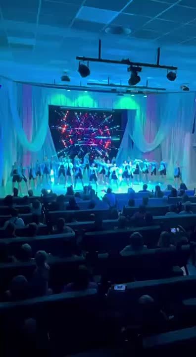 В Культурно-досуговом центре «Мир» состоялся яркий отчётный концерт «Танцы вопреки!», который объединил на одной сцене Народный хореографический коллектив «Фантазия» и Образцовый хореографический коллектив «Феерия»