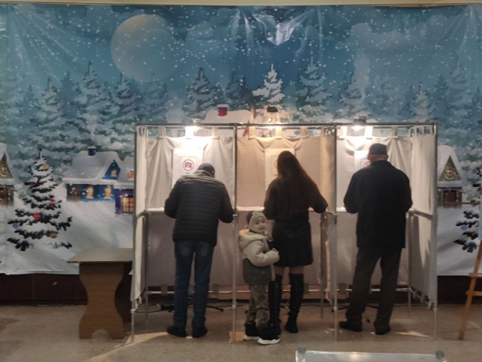 В селах Гиска и Протягайловка избиратели получают сразу четыре бюллетеня В селах Гиска и Протягайловка избиратели получают сразу четыре бюллетеня