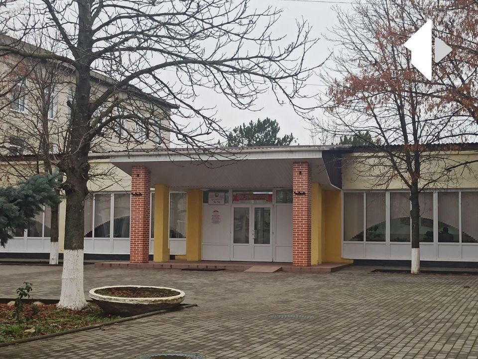 На избирательном участке 76 в Дубоссарах, который работает на базе школе №4, можно и книги почитать, но пока некогда – здесь голосование