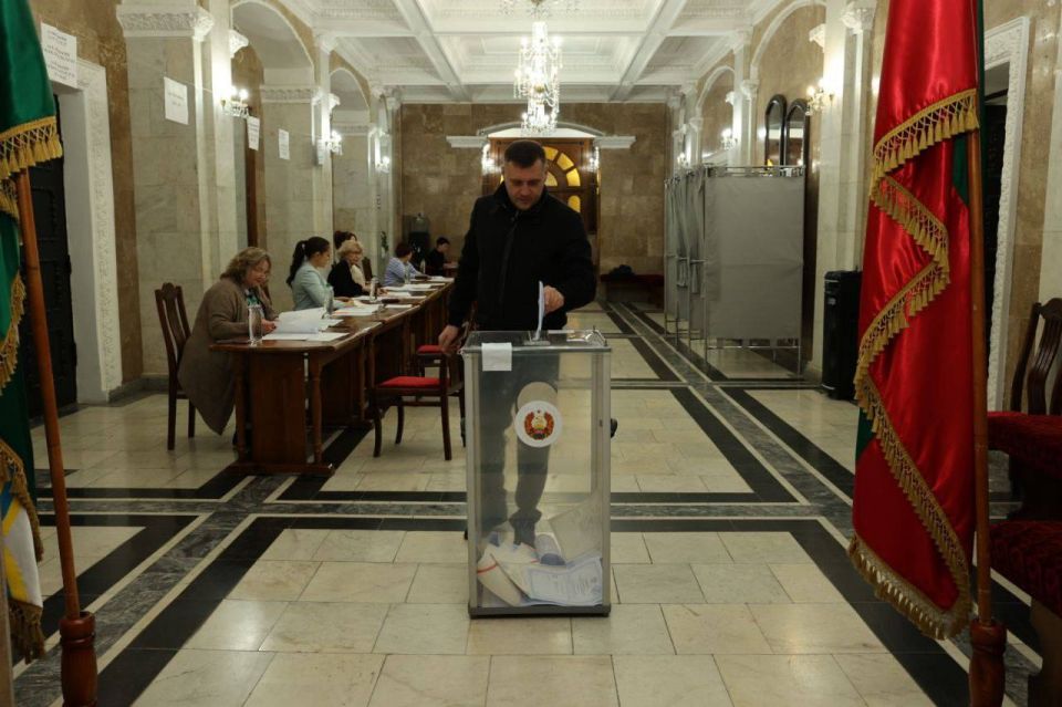 В выборах вместе с жителями участвуют депутаты Верховного Совета