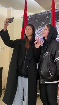 Будущие лингвисты и переводчики Даша и Маша делают селфи на участке