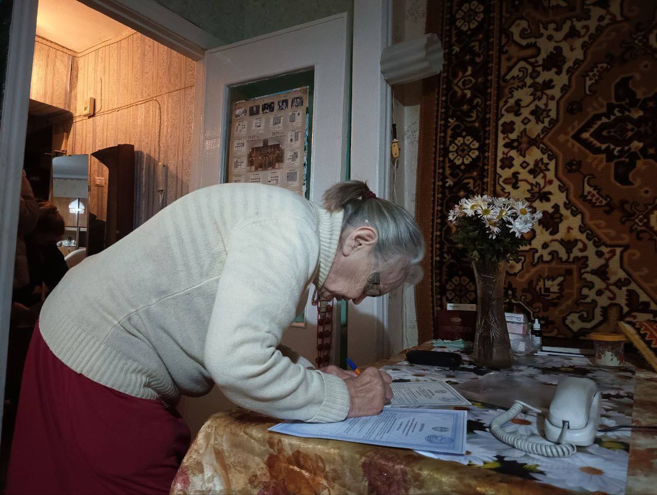 Для тех, кому сложно самостоятельно добраться до избирательного участка, предусмотрено голосование на дому Для тех, кому сложно самостоятельно добраться до избирательного участка, предусмотрено голосование на дому