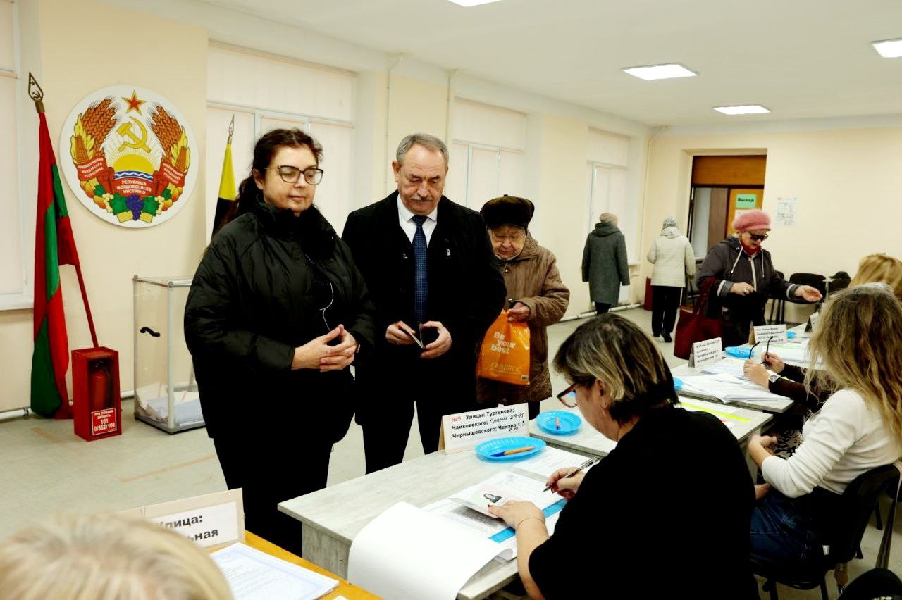 Председатель Верховного Совета ПМР Александр Коршунов с супругой Татьяной проголосовали на выборах