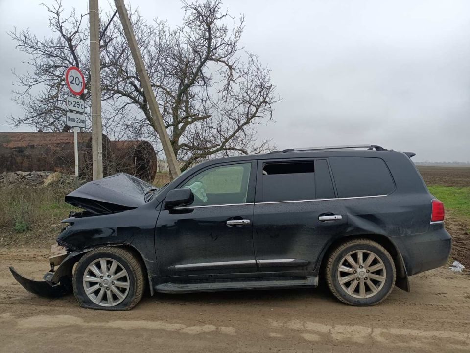 Бесхозный «Лексус» стоит у Фоишора с разбитым после аварии передом