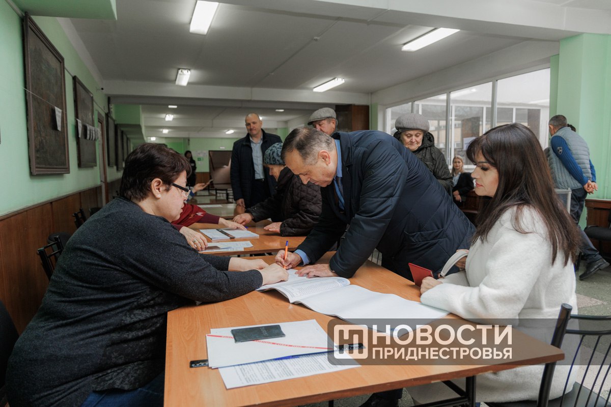Председатель Правительства Александр Розенберг вместе с супругой проголосовал на выборах депутатов Верховного и местных Советов Председатель Правительства Александр Розенберг вместе с супругой проголосовал на выборах депутатов Верховного и местных Советов