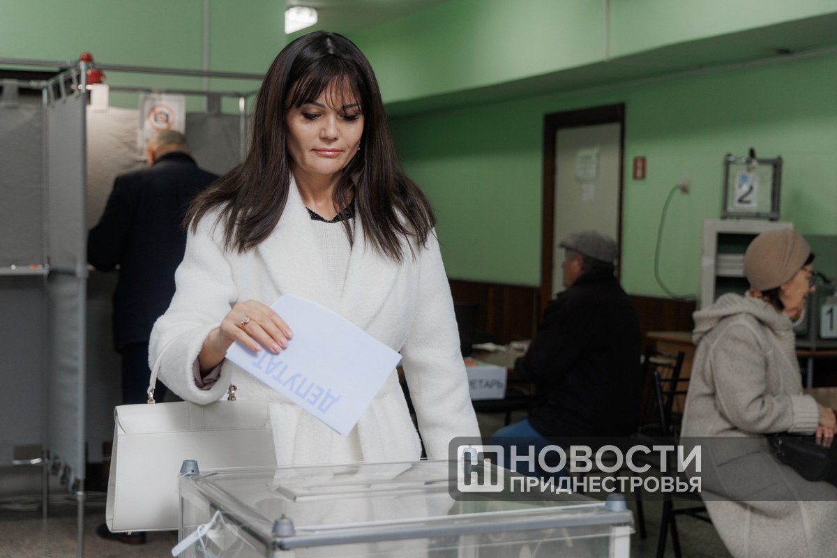 Председатель Правительства Александр Розенберг вместе с супругой проголосовал на выборах депутатов Верховного и местных Советов Председатель Правительства Александр Розенберг вместе с супругой проголосовал на выборах депутатов Верховного и местных Советов