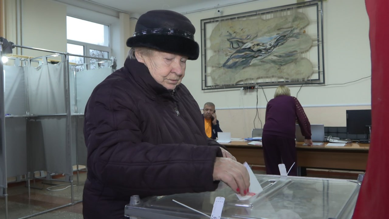 Лора Лапухина, сегодня одна из голосующих, активистка-общественница, а в прошлом сама была депутатом городского совета