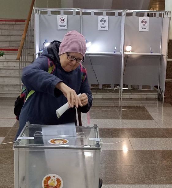 Первыми идут пенсионеры, на одном из участков в Тирасполе сразу после открытия пришло 50 человек