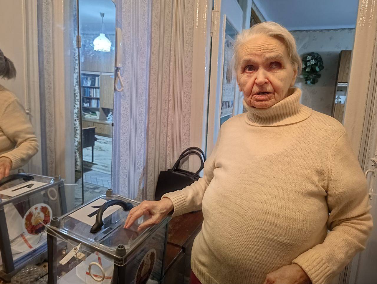 Для тех, кому сложно самостоятельно добраться до избирательного участка, предусмотрено голосование на дому Для тех, кому сложно самостоятельно добраться до избирательного участка, предусмотрено голосование на дому