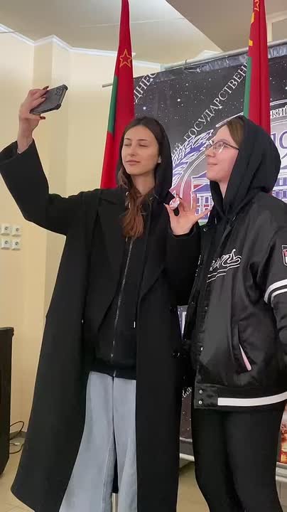 Будущие лингвисты и переводчики Даша и Маша делают селфи на участке