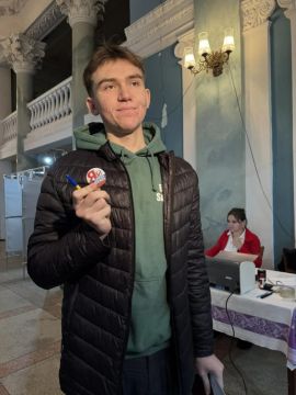 Данил получил свой значок. Это его первые выборы - 19 ноября ему исполнилось 18