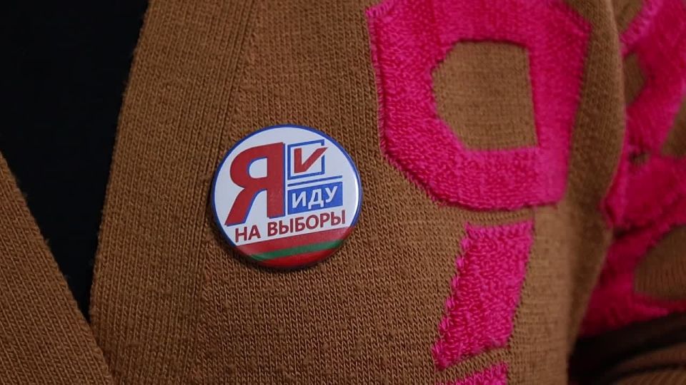 Тем, кто первый раз на выборы идёт, дарят значки