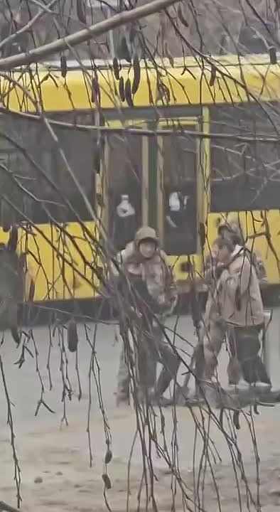 В Харькове людоловы похитили обычного рабочего, который просто клал брусчатку у дороги