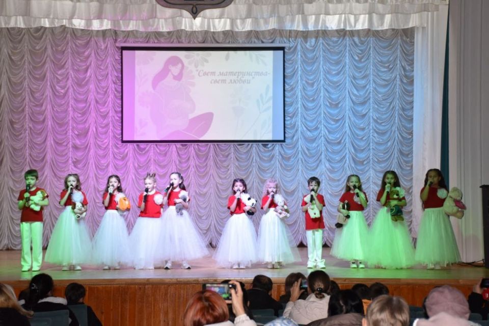 О МАМЕ С ЛЮБОВЬЮ.... На днях в Каменском районном Доме культуры состоялся праздничный концерт «Свет материнства — свет любви», посвящённый Дню матери О МАМЕ С ЛЮБОВЬЮ.... На днях в Каменском районном Доме культуры состоялся праздничный концерт «Свет материнства — свет любви», посвящённый Дню матери