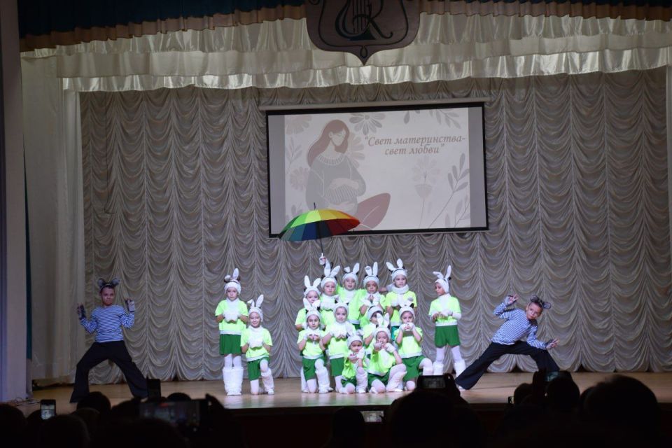 О МАМЕ С ЛЮБОВЬЮ.... На днях в Каменском районном Доме культуры состоялся праздничный концерт «Свет материнства — свет любви», посвящённый Дню матери О МАМЕ С ЛЮБОВЬЮ.... На днях в Каменском районном Доме культуры состоялся праздничный концерт «Свет материнства — свет любви», посвящённый Дню матери