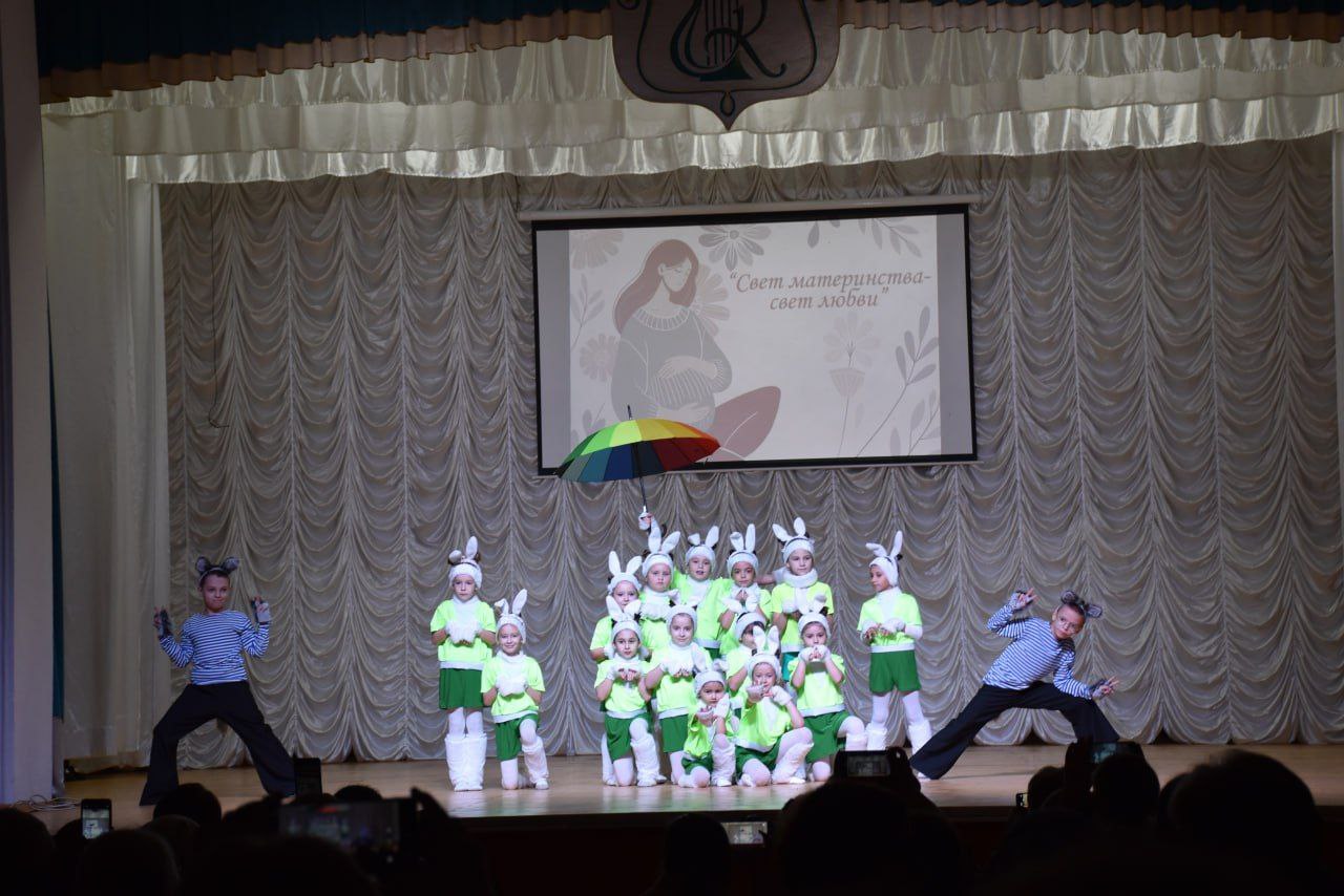О МАМЕ С ЛЮБОВЬЮ.... На днях в Каменском районном Доме культуры состоялся праздничный концерт «Свет материнства — свет любви», посвящённый Дню матери О МАМЕ С ЛЮБОВЬЮ.... На днях в Каменском районном Доме культуры состоялся праздничный концерт «Свет материнства — свет любви», посвящённый Дню матери