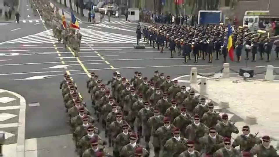 Молдавские военные прошли на параде в Бухаресте в честь Национального дня Румынии