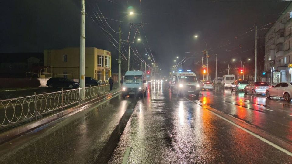 ДТП: пешеход в реанимации, две маршрутки повреждены ДТП: пешеход в реанимации, две маршрутки повреждены