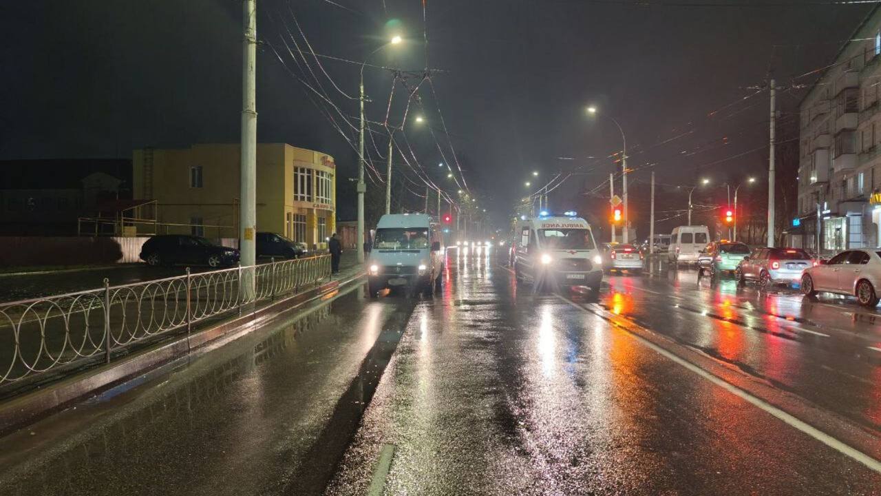 ДТП: пешеход в реанимации, две маршрутки повреждены ДТП: пешеход в реанимации, две маршрутки повреждены