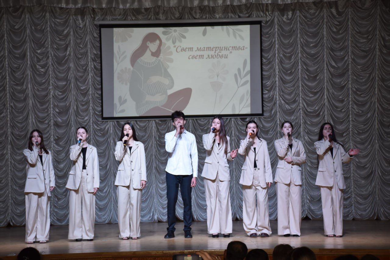 О МАМЕ С ЛЮБОВЬЮ.... На днях в Каменском районном Доме культуры состоялся праздничный концерт «Свет материнства — свет любви», посвящённый Дню матери О МАМЕ С ЛЮБОВЬЮ.... На днях в Каменском районном Доме культуры состоялся праздничный концерт «Свет материнства — свет любви», посвящённый Дню матери