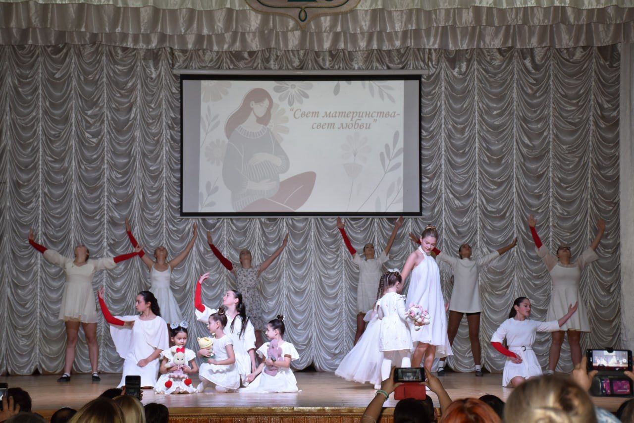 О МАМЕ С ЛЮБОВЬЮ.... На днях в Каменском районном Доме культуры состоялся праздничный концерт «Свет материнства — свет любви», посвящённый Дню матери О МАМЕ С ЛЮБОВЬЮ.... На днях в Каменском районном Доме культуры состоялся праздничный концерт «Свет материнства — свет любви», посвящённый Дню матери