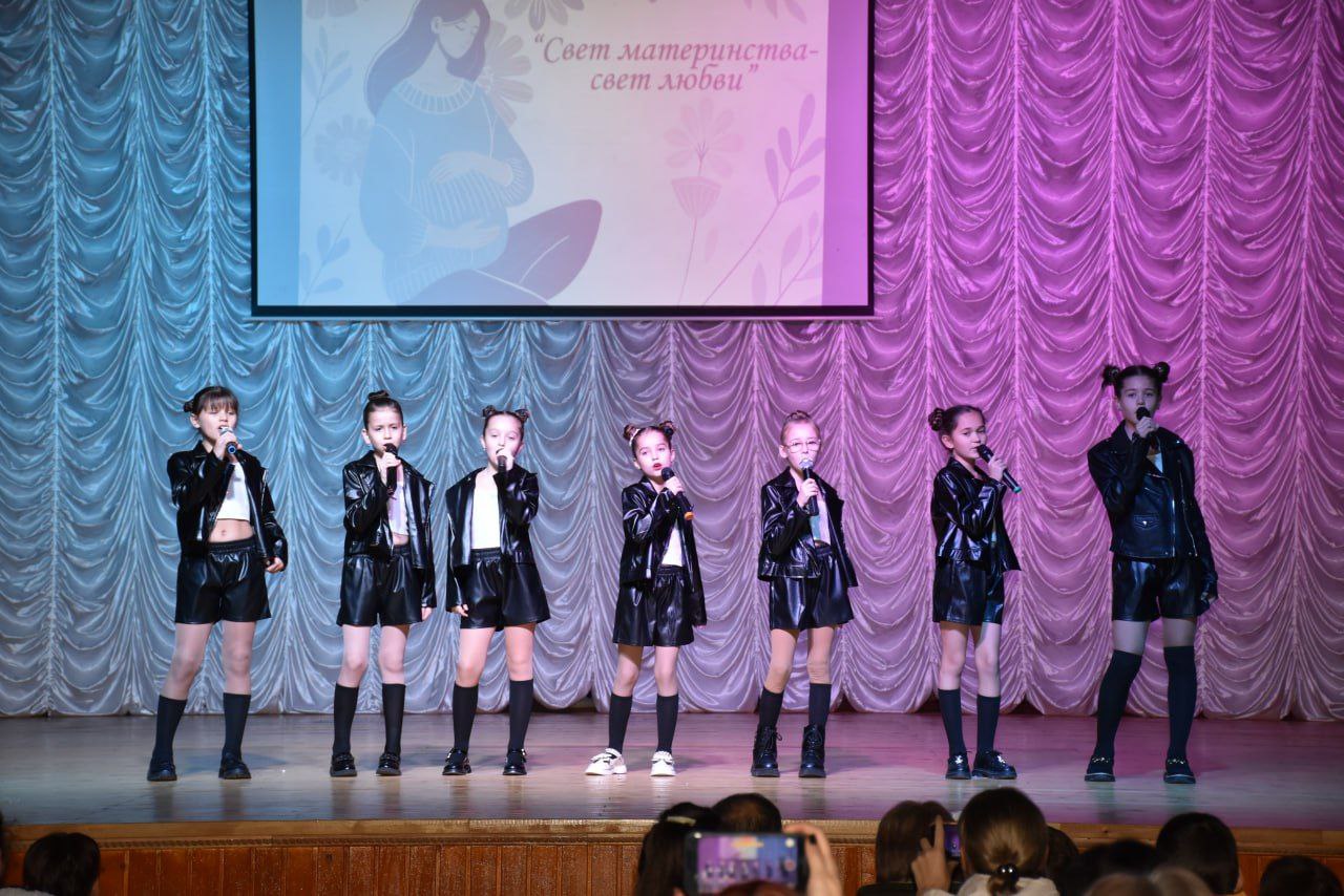 О МАМЕ С ЛЮБОВЬЮ.... На днях в Каменском районном Доме культуры состоялся праздничный концерт «Свет материнства — свет любви», посвящённый Дню матери О МАМЕ С ЛЮБОВЬЮ.... На днях в Каменском районном Доме культуры состоялся праздничный концерт «Свет материнства — свет любви», посвящённый Дню матери